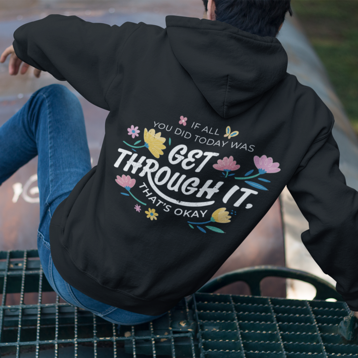 Männliches Model trägt schwarzen Hoodie "Get through it"