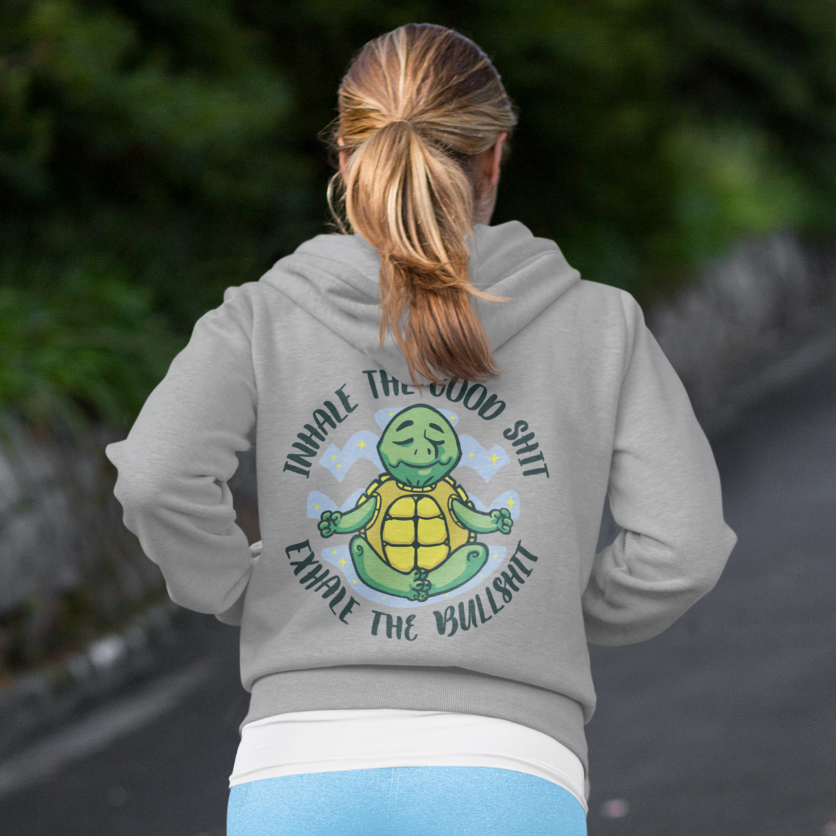 Weibliches Model trägt grauen Hoodie "Inhale the good shit exhale the bullshit"