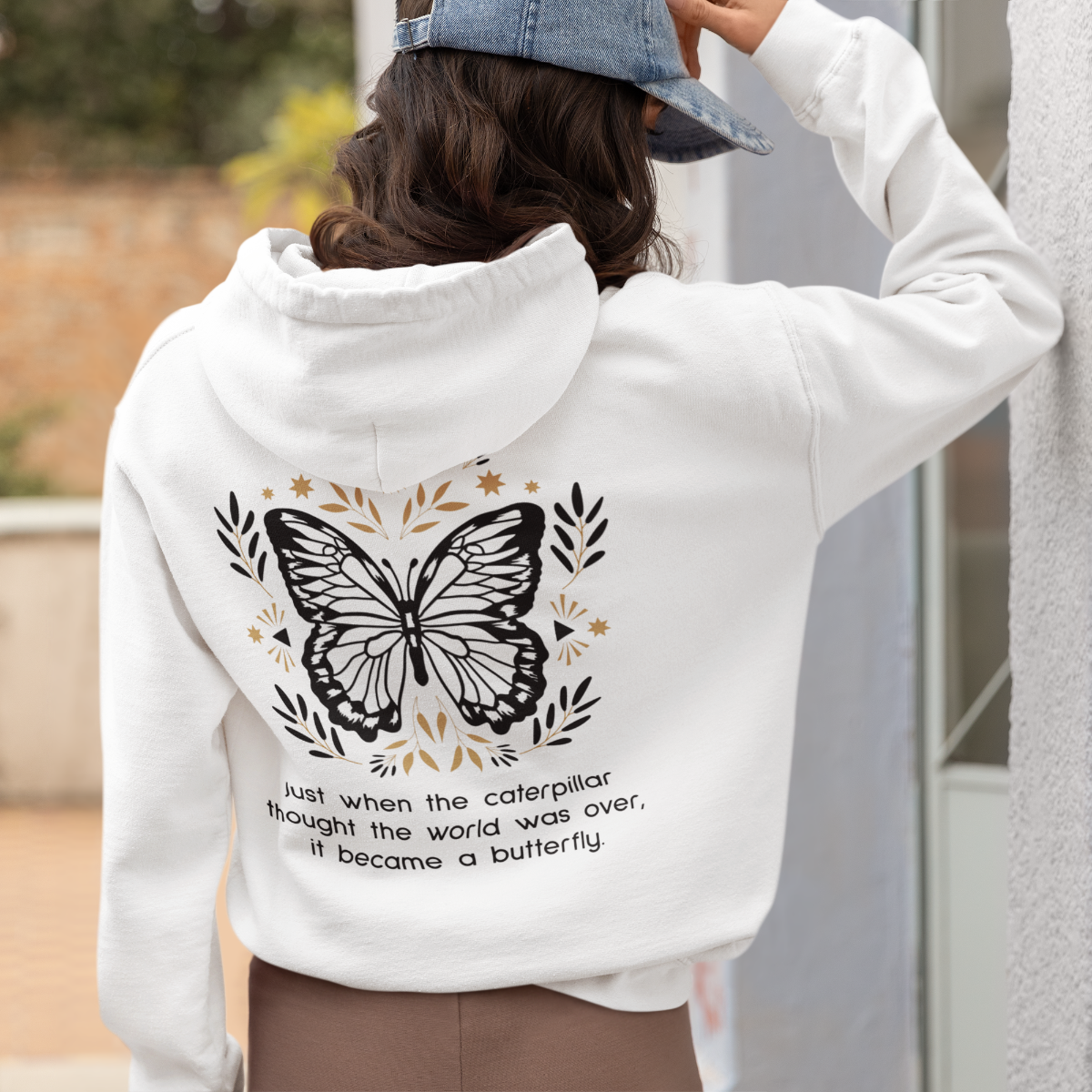 Weibliches Model trägt weißen Hoodie "Butterfly" 