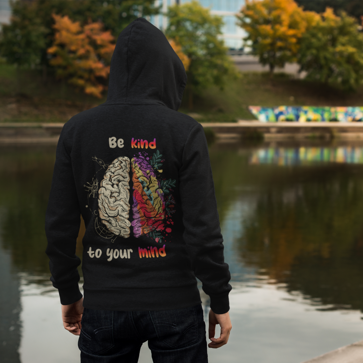 Model trägt schwarzen Hoodie "Be kind to your mind" 